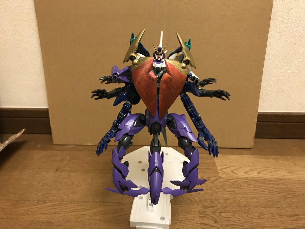 外観一言で言えば「異形の怪物」であり、従来機から大きくかけ離れたその姿は「破壊神」「悪魔」とも呼ばれている上半身は、頭部にガンダムフェイスを持つ「人型」だが、右腕は「蕾を彷彿させる大型クローアーム」、背部は「巨大な虹色の翼」となっている。下半身は、「長い3つ首の頭部」「2本の尻尾」「6本の副腕」を持つ異形の怪物としてそのまま接続されており、脚部が存在しない。性能本機は「闇のDG細胞の化身」として顕現した存在であり、その出自故に強大な性能を秘めている。攻撃能力巨体故に圧倒的なパワーを有しており、腕1本だけで、PS装甲やナノラミネートアーマーを持つMSですらも引き千切り、果ては殴り壊してしまうほど。武装においては、手持ち武器を一切持たない代わりに、後述の固定武装が充実している。機動力・スピード脚部を持たないMSではあるが、6本の副腕を支えとして着地できるだけでなく、反重力操作による浮遊能力も備わっている。また、かなりの重量級ながらも、本体のスラスターだけでも、重力下での単独飛行が可能なレベルの推進力を誇る。背部に接続された虹色の巨大な翼には、本機の動きを超音速化させる機能を持ち、これによって本機は、地上・空中・宇宙空間を問わず最大速度マッハ10の高速移動を可能としている。防御力・耐久性本体は、核ミサイルですら傷一つ付かない程の耐久性を持っている。加えて、背部の翼を前面に展開する事で、本体を防御するシールドとしても機能し、コロニーレーザーすらも防ぎ切るほどの防御力を発揮する。