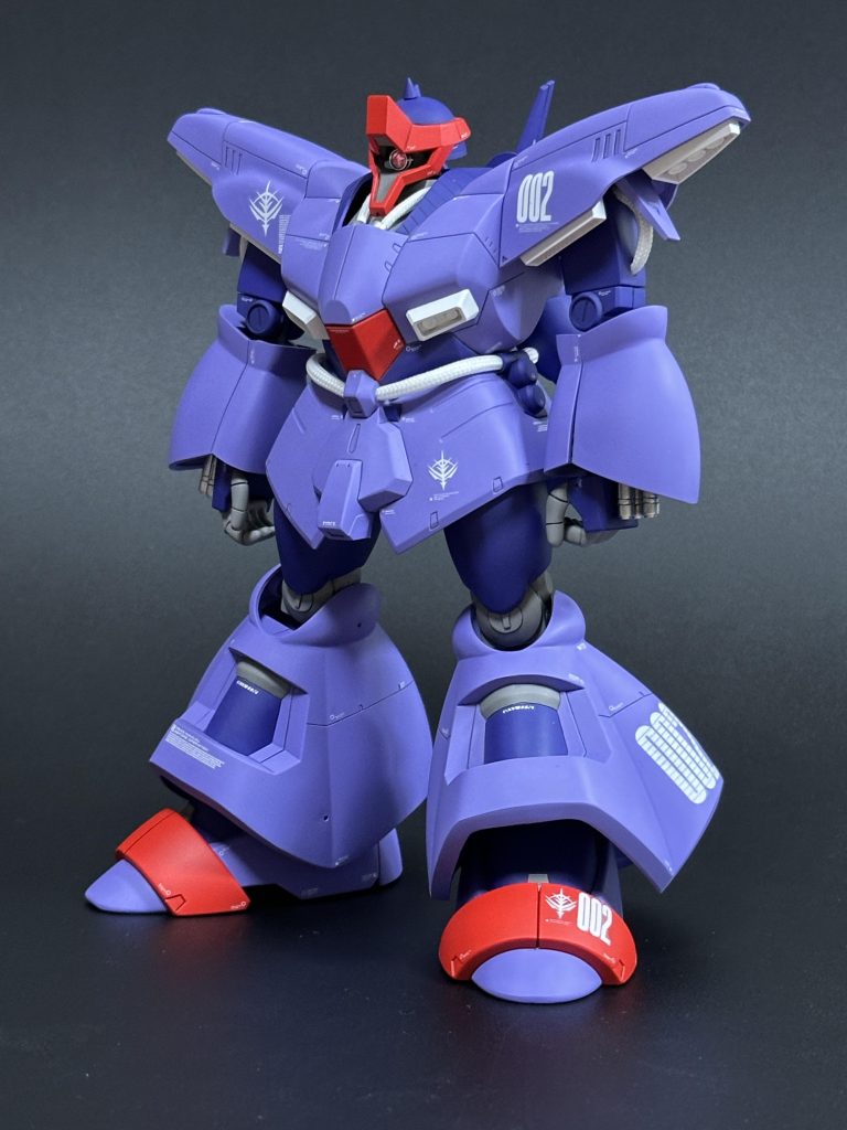 主な形状加工は以下です。頭部:モノアイ部分はくり抜き、筒状パーツを使って内部フレーム的なものを作成。モノアイは定番の市販パーツ組み合わせで作成し、ネオジム磁石で取り付け。これによりある程度動かせます。角(?)はビルダーズパーツ MSスパイクを加工して取り付け動力パイプ:メッシュパイプに置き換え各部バーニア(スラスター):市販パーツに置き換え当初、手首くらいは最近のものに置き換える予定でしたが、キットのものも味があって良いなと思いなおし、そのまま使いました。ただ合わせ目消しと後ハメの都合上、指は真鍮線を通して稼働する構造にしました。スジボリは追加せず、既存のものを彫りなおしてシャープにしただけです。そのぶんデカールを多めに使い、今風(ジオノグラフィ風)な仕上げを目指しました。