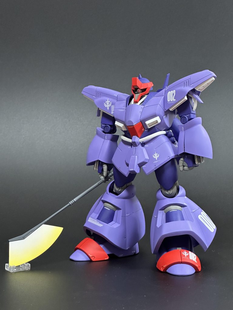 トマホークを構えてポーズを取りたかったのですが、腕の関節が一度粉砕した(古いプラ&自分の加工の甘さのため...)のをなんとか修復した状態で、怖くて動かせないという....