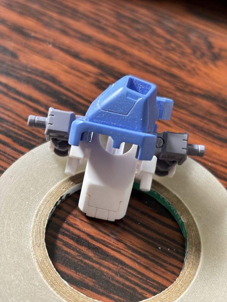 切り出し⇒ゲート処理⇒ひたすらヤスリがけ(240→400→600→800→1000→2000)⇒超音波洗浄機で水洗い⇒組立で完了~写真を観てもらったらわかりますが、ヤスリがけのし過ぎで基本的にエッジが丸まってます(zaku-kao4)前回のガンキャノンはとにかく早く作る事に注力したのでヤスリがけは400から600ぐらいまでしかしてませんし、超音波洗浄も行っていないのでヤスリの跡がクッキリ残ってましたが、今回は結構丁寧に仕上げたのでそこまで跡はひどくないと思います(zaku-kao8)