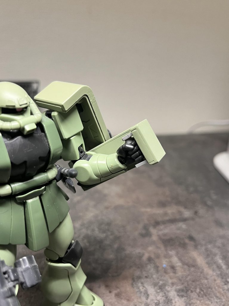 手持ちのL字シールドはドアンザクの余りパーツから　グリップは自作です。