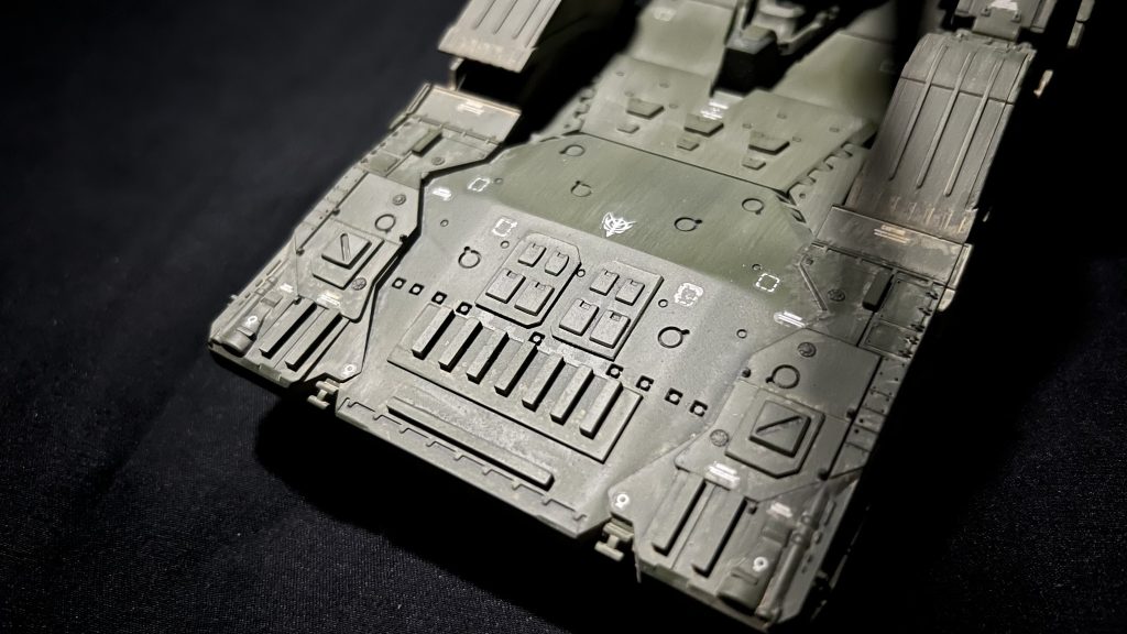 フロント！ベースキットでは平面が多かったので、お好みで装甲足してみましたかっこいいのでOKです