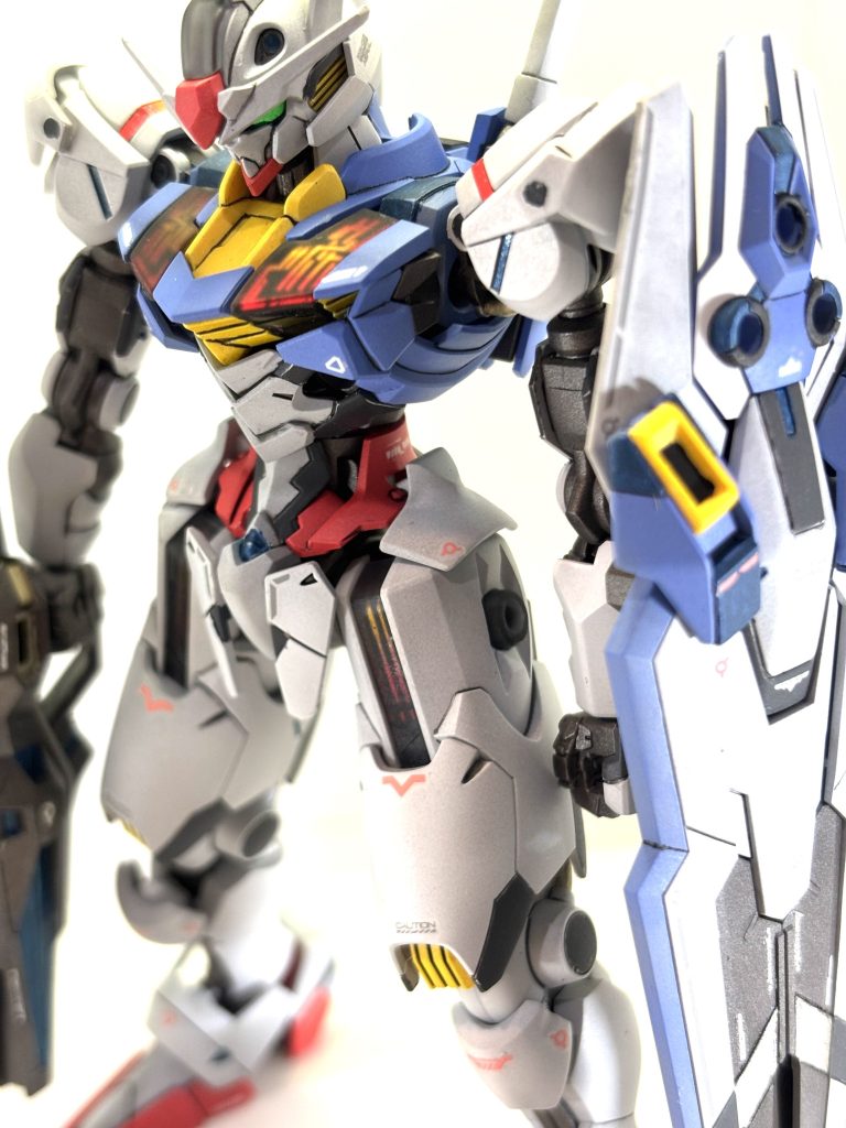 デカールは専用のを使いました。市販のやつを適当に貼る方が楽しいかも…