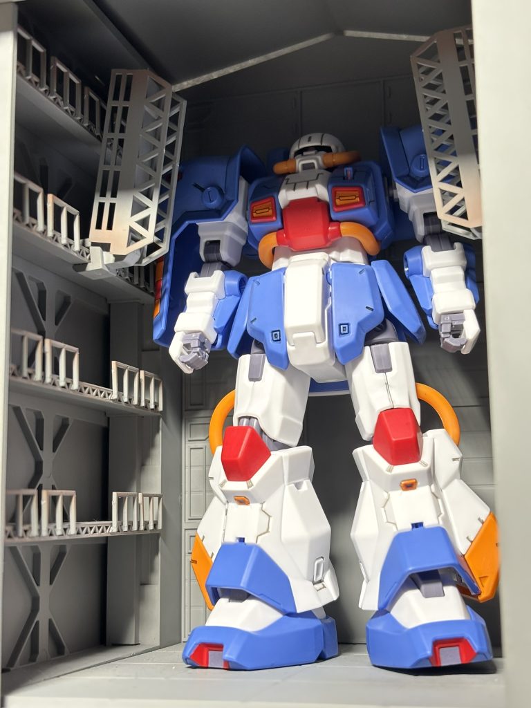 試合まで格納庫で待機するの図(zaku-kao5)