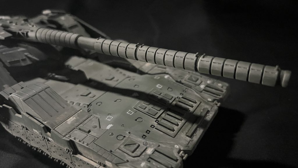 そして、砲身！側面に合わせ目が目立っていたので初めて処理をしてみましたリング状のモールドが深かったおかげで思い切って筋彫りもできました