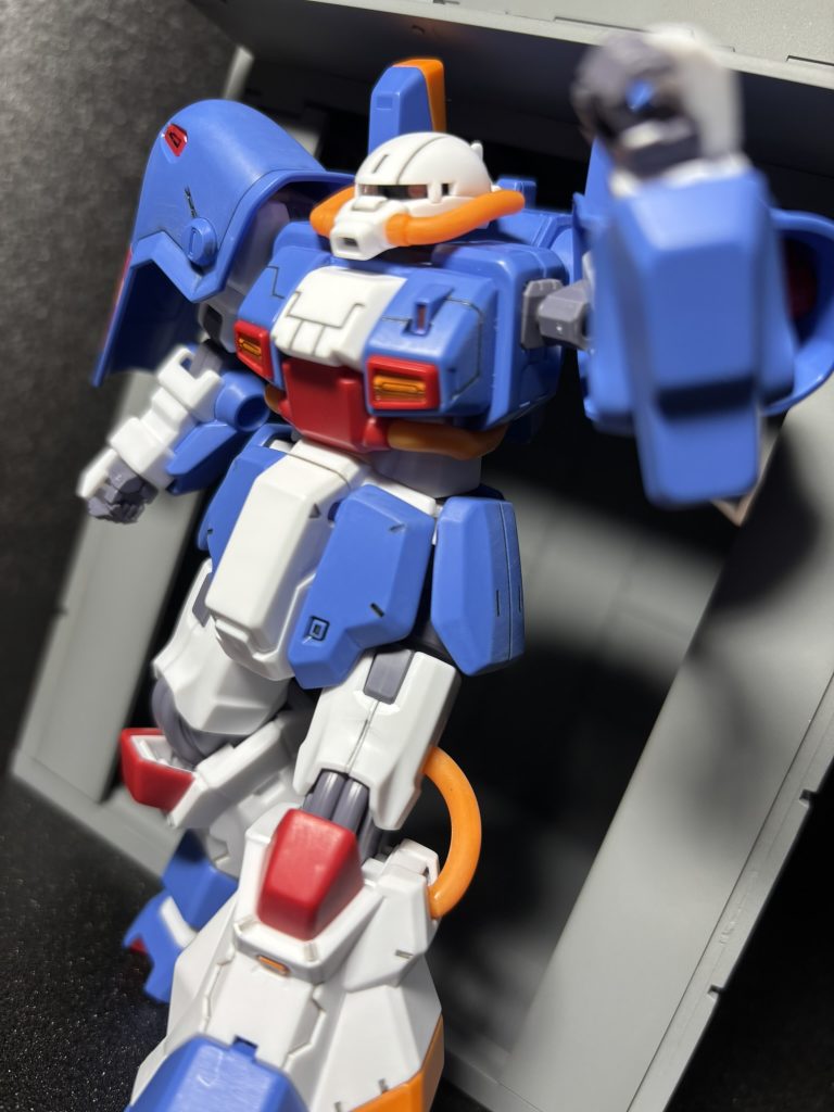 出番が来て格納庫から出陣!ファンの歓声に腕を上げて答える図(zaku-kao2)