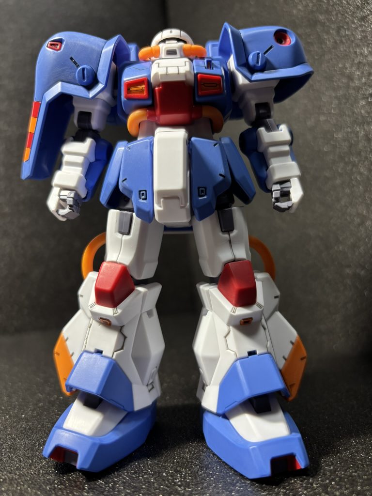 ほぼ付属品だけで仕上げているのでデカールは今回は全く使っていません。というか、ホビーバージョンのモビルスーツと言う事で素体が派手なカラーリングなのでデカールを使ってもバランスが難しく思ったので使いませんでした。(zaku-kao4)スポーツ用に民間企業に払い下げられたモビルスーツって設定は戦争が度々勃発するUCの世界ではつかの間の平和な時代でも、その一時の時間でも人並みに人生を送りたいという表れのようで良い設定だと思います。