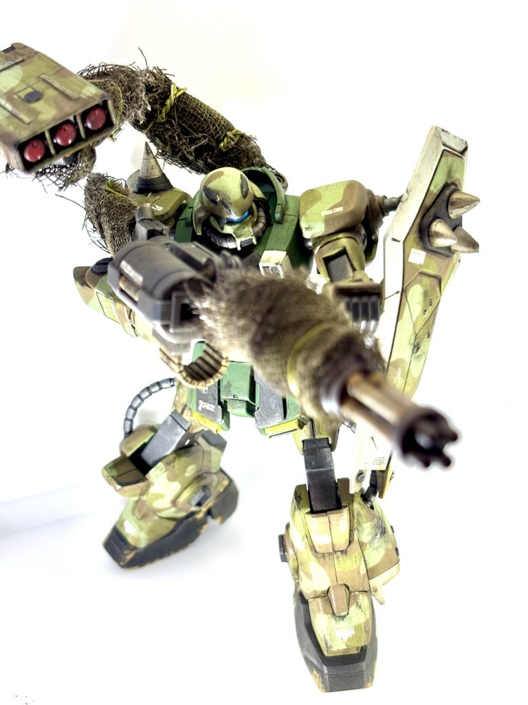 ちょっとだけプラ板貼り付けて、スジボリしてます。