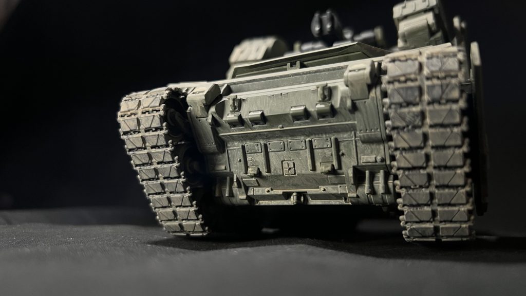 まずはバックビュー！ヒルドルブは劇中、砂漠での戦闘を行っていたので、乾いた砂の汚れを表現してみました履帯の隙間に挟まった砂がココすきぽいんとです