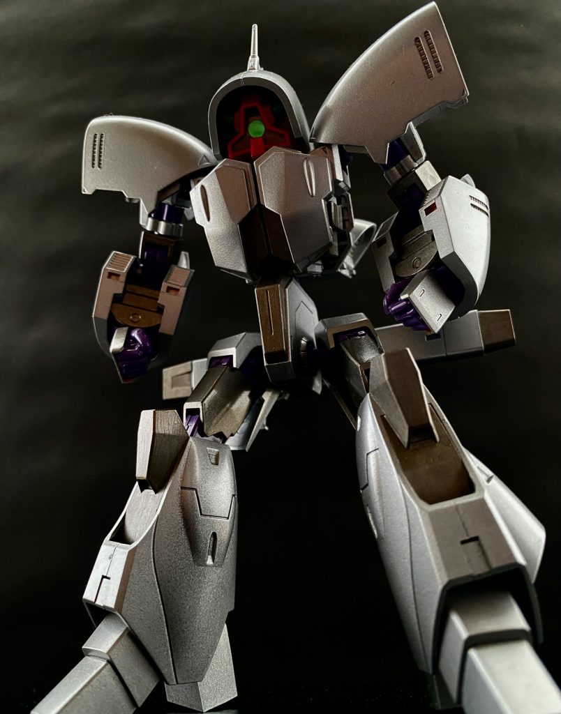 　僕達の前に立ち塞がるアッシマーの足元から、ティターンズ兵が溢れてくる、後ろからも、左右からも、囲まれたのだ。複数の銃口が、僕達二人を睨む。　眩いライトに照らされた僕達を囲むティターンズ兵。見回すが、クライショックの姿は無い。突然、僕達を囲む兵の壁の一部が割れると一人の男が前に出て来る。ティターンズ士官の軍服姿の男は、細い目でニヤリと笑う。その目と色白の肌のせいか、まるで爬虫類を想像させる男だ。手に持った端末と僕達の顔を見比べながら、笑顔？で言う。「デイビッド･モールダー捜査官。ジリアン･スカーリ捜査官…で、間違いないですね」　男は、慇懃無礼な態度で言うと、隣の兵士に一言二言、耳打ちすると、貴方達を拘束させて貰いますと言い放つ。「…何を言ってるの！私達は地球連邦捜査官よ！…私達の捜査の邪魔をする権限はいかにティターンズといえど無いはずよ！」　スカーリが吠える。それに対し、男は僕達二人の顔を睨むと、君達は