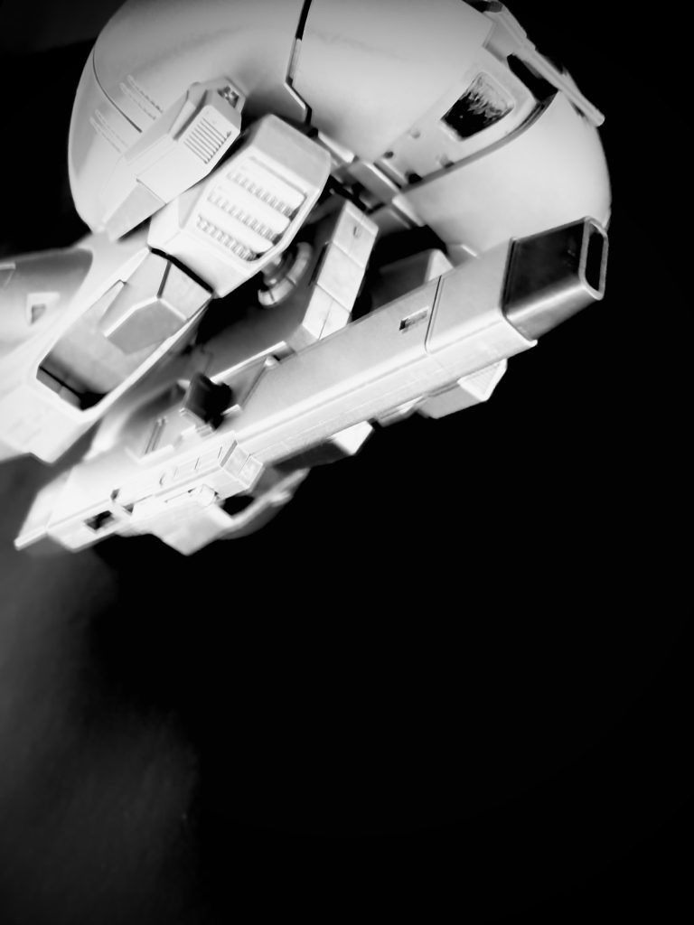 「そうだ、スカーリ。ティターンズといえば、こんな話は知っているかい？」　顔を綻ばせたモールダーが話し始める。「…オーロラ計画。地球製のUFOを作ろうっていう計画があったんだ。その形状は、三角形、または、三角錐だったって言われてる」「それと、ティターンズに何の関係があるっていうの？」　それだよ。と、モールダーは言う。「オーロラ計画で作られた機体、旧世紀1994年から地球外の技術を使って開発された言われる。