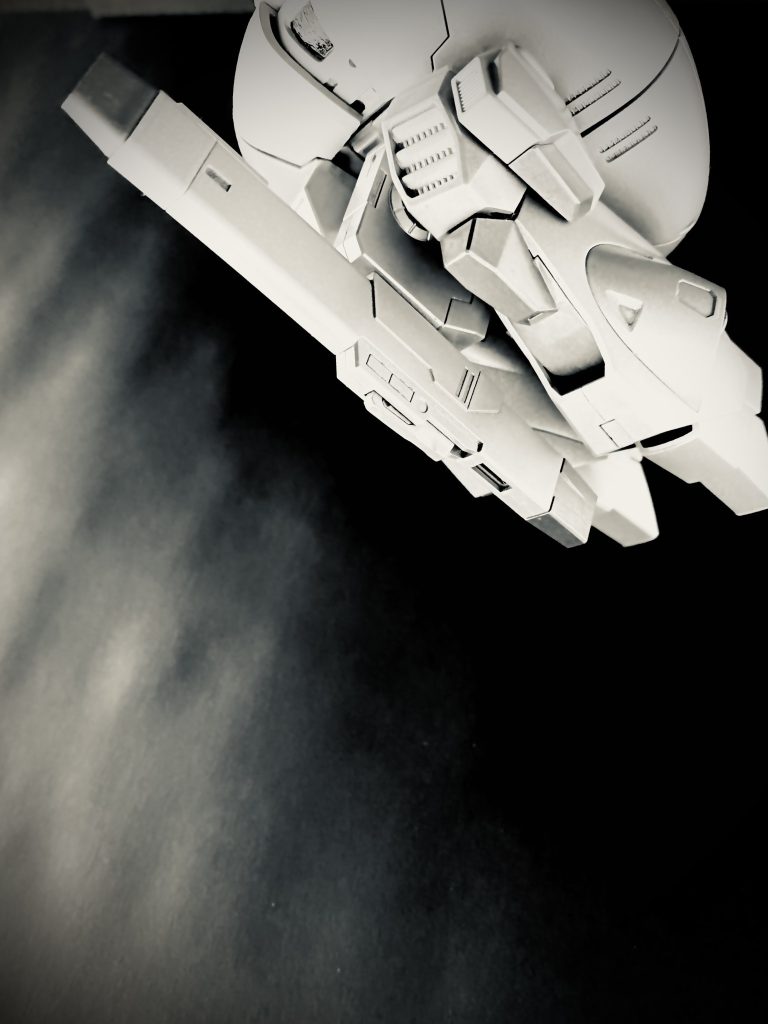 「聞いているのか？スカーリ？」　ハンドルを握るモールダーが聞いてくる。ええ、聞いているわ。と私は窓の外を見ながら言い返す。車で数時間、私達は行方不明事件が起きた現場に近い街、そしてその北に位置する空軍基地に向かっている。といっても、直接基地に行くわけではないのだけれど。「〜件の目撃証言があって…」　この数時間、車の中ではずっとこの調子。E.F.B.Iの中でもトップクラスのスプーキー(変人)と呼ばれているだけある。…もう慣れたけど、でも絶対に彼の方は見ない。…多分、いや間違いなく得意げな顔で話してると思うから。「……例えばフーファイター事件。旧世紀の1942年、大戦末期に南太平洋上ソロモン諸島上空で目撃された。十数機の銀色の飛行体が、編隊を組んで飛んでいるのを陸、海、空、多数の兵士が見ている」　モールダーは続ける。運転しながらサイドポケットの地図を広げようとするのを、半ば奪い取るようにして広げてやる。狭い車内で広げられた地図には、今向かっている基地を中心に、その付近にある街、その周囲には複数のマル印が書かれている。運転しながらモールダーはそのマル印をなぞる。「…さっきダイナーで書き込んでいたのはこれ？」　ミートパイをこぼし、所々油でシミになった地図上の印を順番に指差しモールダーは言う。「目撃証言の場所を記してみた。こっちから、時間ごとに、…こう」　ちょっとモールダー、前を見て運転して。ふらつく車を落ち着かせると、再びモールダーは話し始める。「旧世紀1942年のロサンゼルス事件、そして1952年のワシントン事件。これらの事件は街の上空を何か巨大な飛行体と思われる物体が通過して行った。街の上空だったこともあり、かなりの目撃証言があったみたいでね、軍が上空の物体に対し発砲した記録も残っているそうだよ」　モールダーの話は続く。「目撃者の証言によれば、夜の空に複数の強い光がまとまっていた。と言う証言も多い。…これは、旧世紀1997年3月13日20時頃、アリゾナ州フェニックス上空で目撃された、フェニックス事件に似ている。五つ、もしくはそれ以上の光がV字や三角形の形を作り飛んでいた。と言う事件だ。この光は、十年後2007年2月6日に再び出現したそうだよ」　モールダーの話には終わりがない。彼の話を遮るように、広げられた地図の一点を指し、「目撃証言があった場所は、今向かっているこの基地を中心に広がっているわ。地図によればここは連邦軍の空軍基地。単純に試験機か何かのテスト飛行。みたいな考えにはならないの？」　渋い顔をするモールダー。私から地図を奪い取ると言う。「それは無いよスカーリ、見ろよ、この基地の規模を。試験か何かをやるとすればあまりに小さい。地形もテストには不向きだ。滑走路も足りないだろうしね。…まあ、地下に広大な秘密施設があるんだったら話は別だけど。それに、この基地はすでにティターンズに接収されているよ」