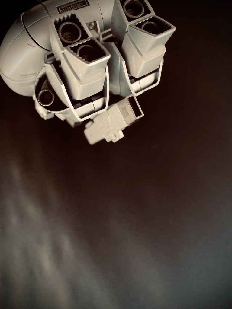 　薄暗い部屋だ。たまに蛍光灯が目障りな点滅を繰り返す。空調機のファンの音も不愉快だ。部屋自体の広さはそれなりだが、今は自分一人だ。見ていた資料を傍に避けると、鼻と上唇の間に挟んだペンを揺らし、イスの背もたれに身体を預け大きく伸びをする。ギシギシと鳴るイスで数回転、イスが止まった目線の先の、壁に貼ってある写真に目をやる。大きく引き伸ばしたピンぼけ気味のその写真には、ひっくり返した底の深い皿のような銀色の物体が写っている。その横には、手書きで書かれた「I WANT TO BELIEVE(私は信じたい)」の文字。　伸びきった身体をほぐした僕は、さっきまで見ていた資料とは別の紙、そして写真の束をデスクに広げ眺める。…僕の名前は、デイビッド･モールダー。地球連邦政府内にある、地球連邦捜査局(Earth Federal Bureau of Investigation)、通称E.F.B.Iの捜査官だ。司法省の警察機関として主にテロやスパイ、汚職をはじめ様々な広域事件を捜査するのが僕達の仕事だ。で、その中にあって僕はというと、ここが僕の、僕達の課の部屋。通称Xファイル課と呼ばれる、この宇宙世紀にあってなお存在する未確認、科学では説明のつかない何かを捜査するのが僕達の部署だ。…まあ、いわゆる閑職とも言える。でも、僕にとってはここは楽園だ。　コンコン。開けっぱなしのドアをノックする音がする。「ちょっとモールダー。あなたまだ、そんな所で何をやっているの？…スキナン副長官が呼んでいるのよ」　ドアの方、声の主を見ると、豊かなブロンドを揺らし、首を傾げながらデスクをまわり込みこちらにやって来る女性の姿。…彼女が、僕の相棒。ジリアン･スカーリ捜査官。捜査官でありながら医師、そして科学者でもある。素晴らしい女性だ。　何度か電話したでしょう。そう言うスカーリの声にデスクの上の電話機を見ると、赤いランプが光っている。「資料はちゃんと読んでいるし…、だいたいスキナンの用事は何だ。これは只の行方不明事件だろう」　スカーリのデスクの上のさっきまで見ていた資料を指差し言う。きちんと整理された彼女のデスク、僕のとは大違いだ。イスから立ち上がりジャケットを着る僕の背に彼女が言う。「残念、只の行方不明事件から、あなた好みの行方不明事件に変わったのよ」「僕好み？」「…ああ、そうだ」　不意にドアの方から、声がする。そこには、禿頭に眼鏡の男が、怒ったような、呆れたような顔で僕達を見ている。ミッチ･スキナン副長官。…僕達の上司だ。「只の行方不明者が出た地点を中心に、高速で飛行する