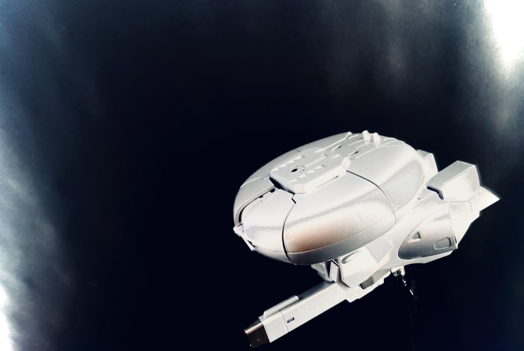 資料　写真画像　ある地球連邦軍空軍部隊が偶然撮影したもの。と言われている画像。ミノフスキー粒子下では無いにもかかわらず、レーダーをはじめとした全てのセンサー類に何の反応も無かったという。撮影したという部隊の名は明かされていない。