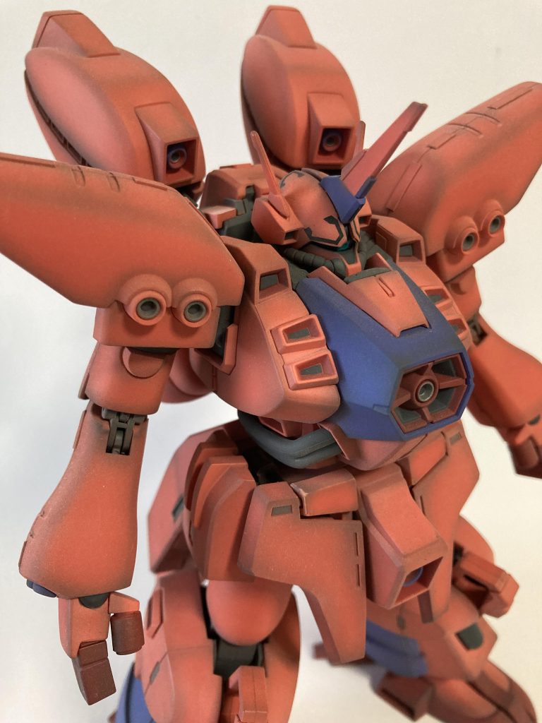 合わせ目を誤魔化すためにプラ板等でディティール風に仕上げました。黒立ち上げのグラデーション塗装です。