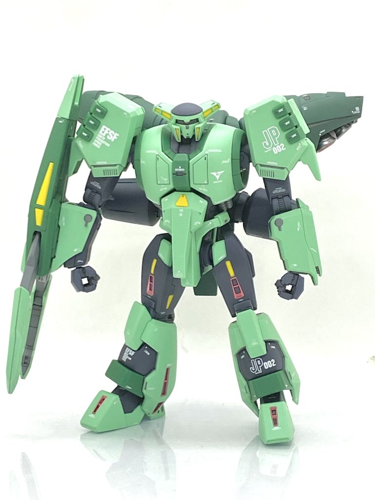 墨入れやる直前に風邪を拗らしてしまい、しかも年末進行で棚卸もある為に休む訳にはいかずプラモ作る体力が一気に無くなってしまいました。ガザC作っていた頃から風邪を引いていて、調子が良くは無かったのですが・・・会社が冬休みになると今度は忘年会があり、気付いたらデカールが全然終わらずに大晦日になってしまい、イベント迄二日しかありませんでした。幸い大きな用事が無かったから、大晦日は朝から元日の夜中まで泣きそうになりながらデカールを貼り続け、元旦には昼前から6時間近くずっとクリアーを吹いてました(汗)。寒いとクリアーが乾かないから翌日まで待ち、イベント当日の朝に組み上げて何とか間に合いました。これほど正月に家に引きこもったのは初めてで、もう二度と同じ事を味わいたくないと思いました・・・外に出るのが好きなので(笑)。