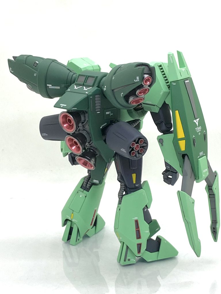 このキットの見所に背後のバックパックがあり、メインスラスター周りの内部、サイドバーニアやサブバーニア周りの中のディテールは凄い物があり、ここをグレーで塗るだけで一気にカッコ良くなります。しかもバーニアの中と外が別パーツなのが嬉しく、ほぼマスキングしてません。自分は動力パイプや一部のディテールをグレーで塗りましたが、黄色の部分は目立つ箇所が多いので塗装するなり付属のシール使うなりをした方がいいです・・・細かい箇所が多く特に顔の部分の黄色部はマスキングし難い場所です。ここまでは順調だったのですが・・・。