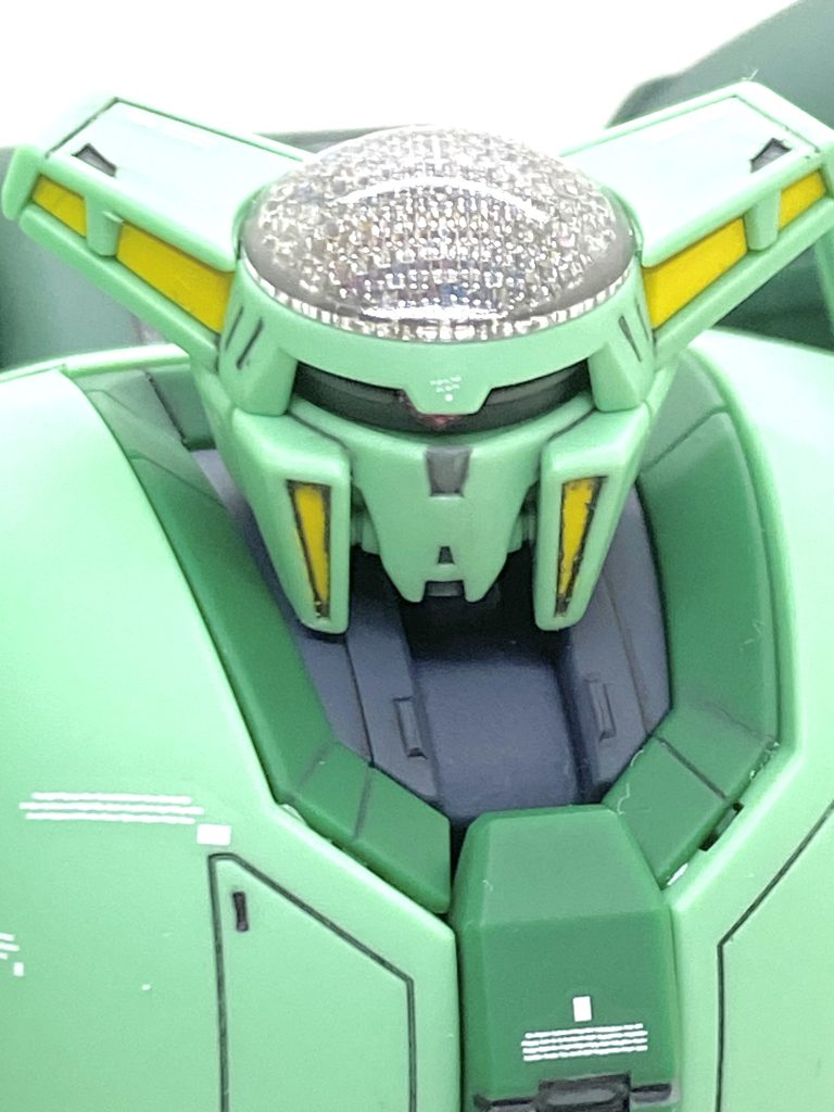 レドーム発行状態。シールを光を拾って情報処理をしてるみたいに見えます。