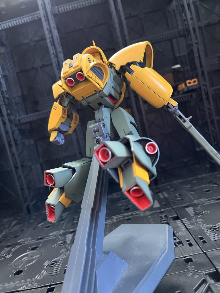 バーニアとスラスターの塗り分けはほんと大変でした。だけど、その分完成したら愛着も湧きますね。以上、アッシマーでした。