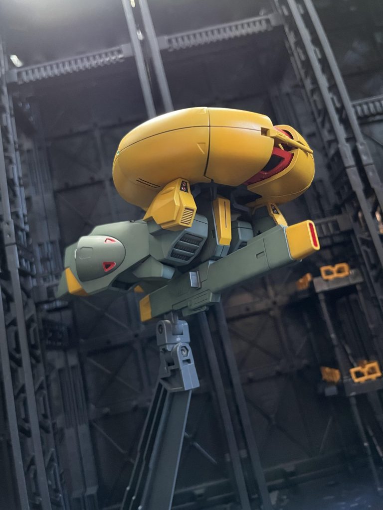 モビルアーマー形態。円盤状のデザインがずっと観てられる。