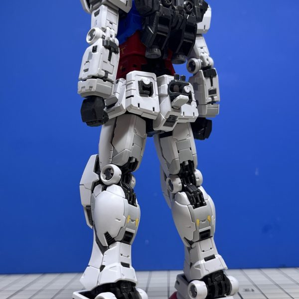 RG ver.2.0、ちょこちょこ進めて捨てサフ前まで辿り着きました。過剰な感じがしたディテールをちょいちょい潰してます。ふふふ…なんて地味でなんて目立たない改造なんでしょう！サフ吹いてそれ次第ではもっと地味にするかもしれません。その分、武装構成は派手目でいきまーす。（2枚目）