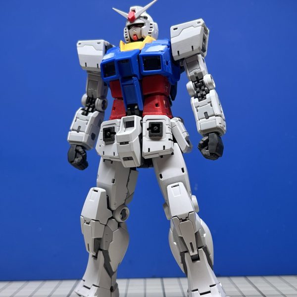 RG ver.2.0、ちょこちょこ進めて捨てサフ前まで辿り着きました。過剰な感じがしたディテールをちょいちょい潰してます。ふふふ…なんて地味でなんて目立たない改造なんでしょう！サフ吹いてそれ次第ではもっと地味にするかもしれません。その分、武装構成は派手目でいきまーす。（1枚目）