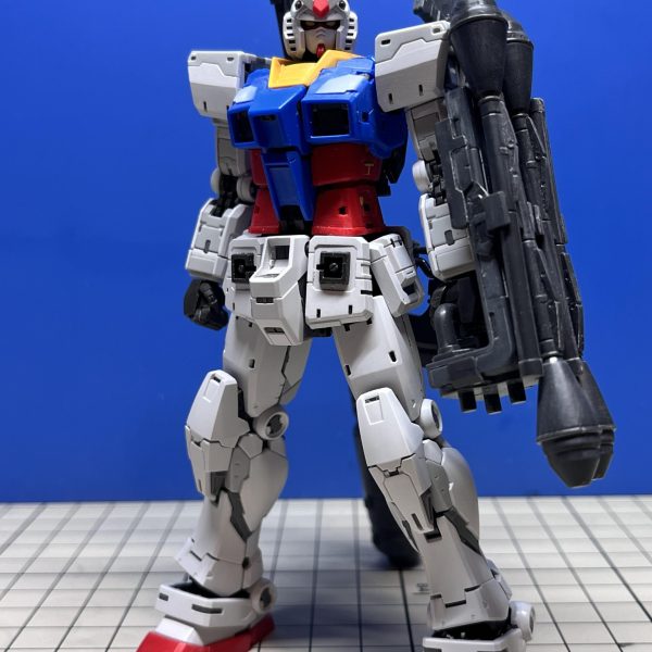 RG ver.2.0、ちょこちょこ進めて捨てサフ前まで辿り着きました。過剰な感じがしたディテールをちょいちょい潰してます。ふふふ…なんて地味でなんて目立たない改造なんでしょう！サフ吹いてそれ次第ではもっと地味にするかもしれません。その分、武装構成は派手目でいきまーす。（4枚目）