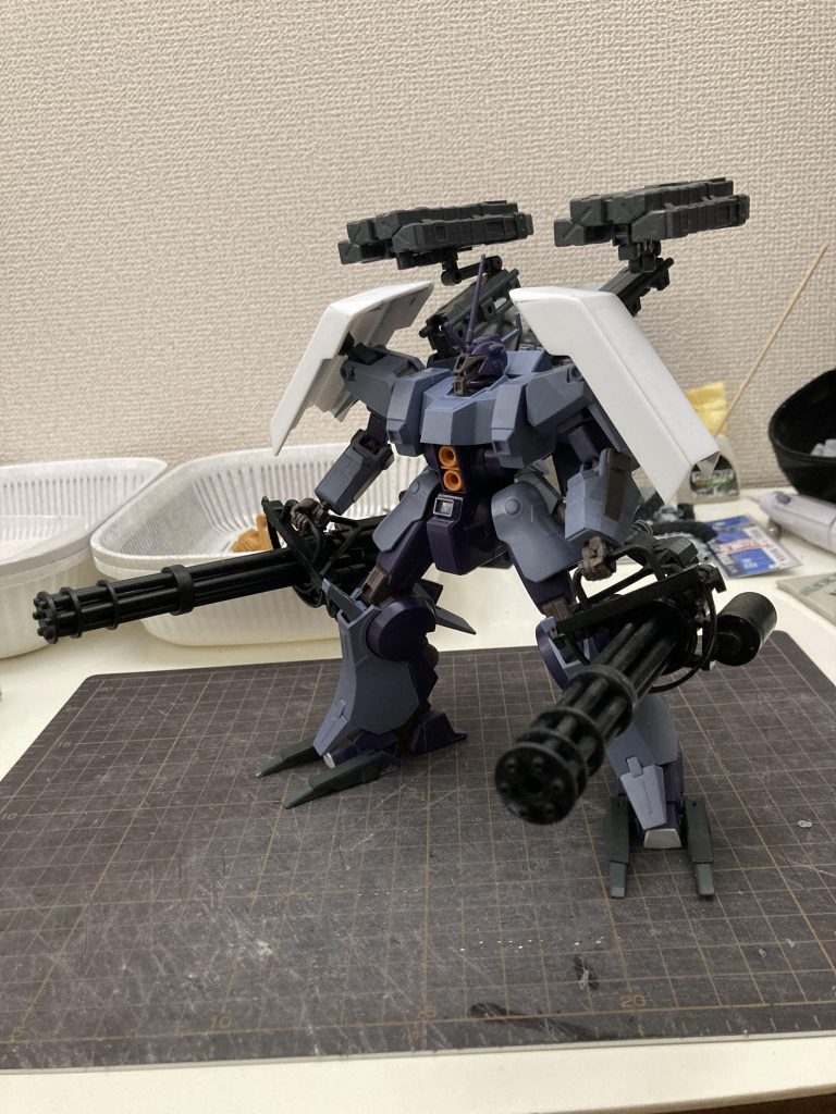 塗る前はこんな感じでした。両肩の盾はプラ板で作成しました。オレンジの差し色、入れて良かったな、と思ってます。ご覧いただきありがとうございました。 