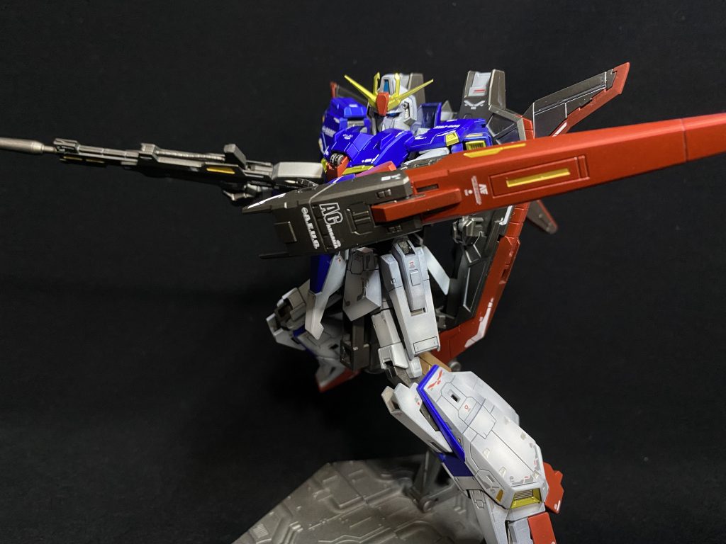 部分塗装はgaahleriのメタリック水性マーカーを使用パーツのポロリ防止の為、接着剤を使ったので可変が出来なくなりました。