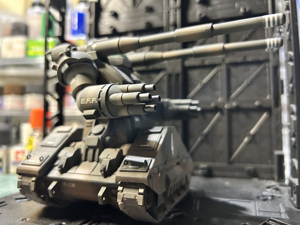 ノーマルのガンタンクでは砲塔の旋回ができないので、戦車要素をいれこむために、設定として、コアファイターオミットで砲塔が旋回出来る。旋回して砲撃すると言う事で、命中率や安定性を向上させる設定で、車幅の延長。実際に左右とも5mm。合計1cm延長。履帯保護装甲はスクラッチ。砲塔は全通式に変更。