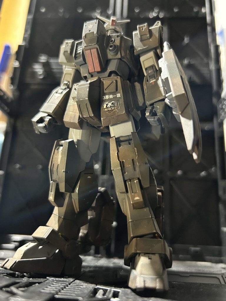 シールドは標準。ノーマルキットでは短足で子供体型に見えるので、膝と足首部分を1mmづつ合計で2っm延長。膝アーマー装着。腰前面バインダーの延長。足の甲のボリュームアップ。