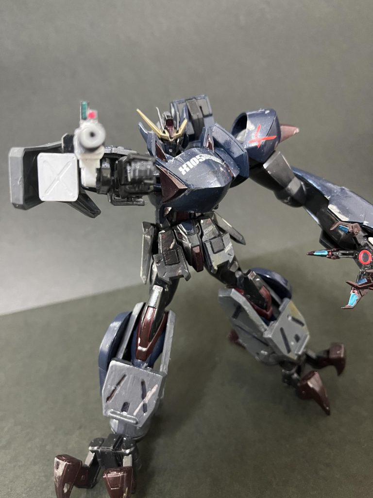 腕に付いたガトリングが基本武装となっています