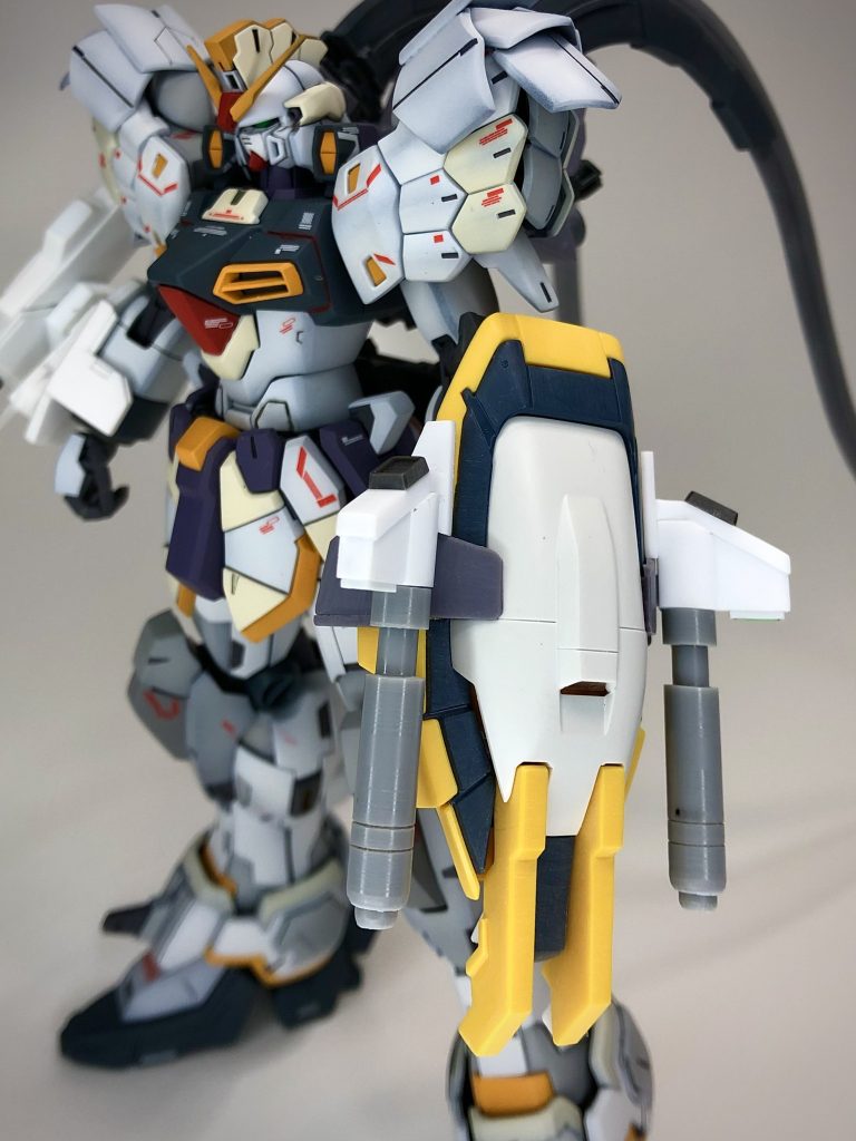 左腕のシールド兼、ビームライフル。ライフルセンサーも作ってます。