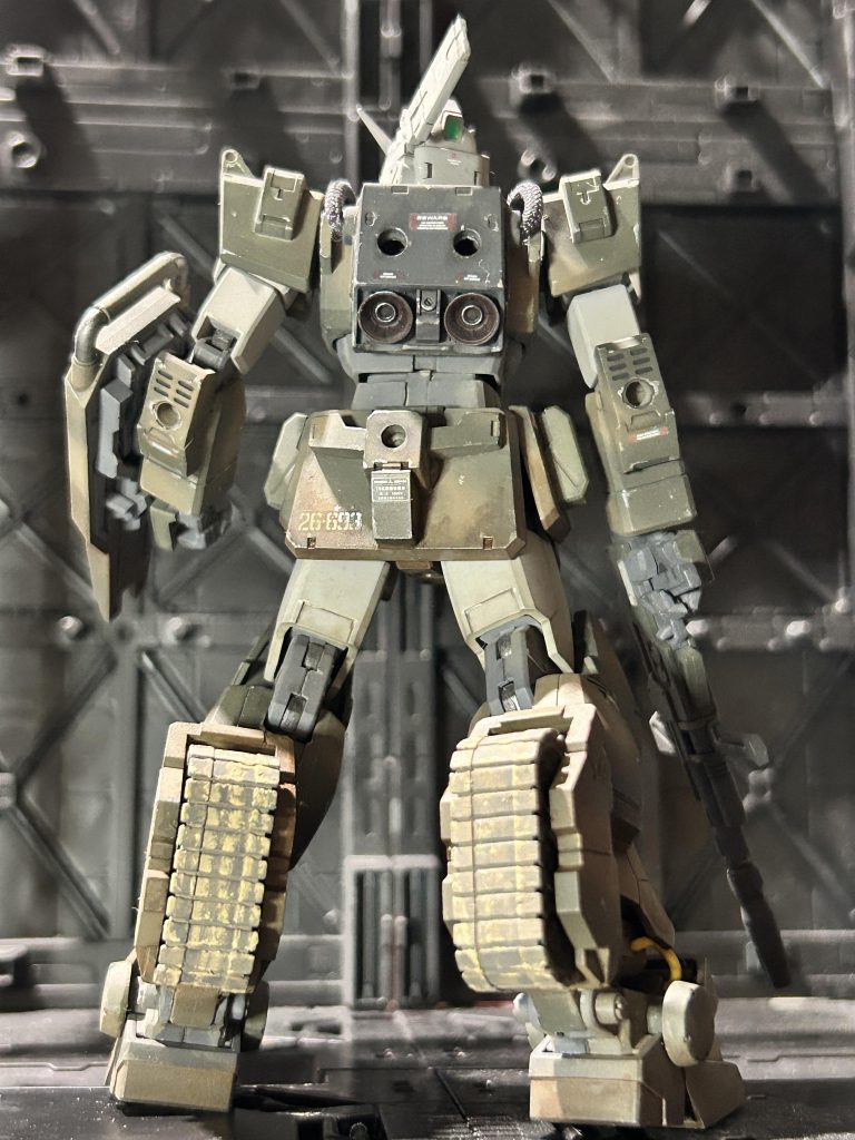 武装ボックスを脱着した状態だす。追加ランドセルです。ザクの物を流用しましたー😃テールバインダーにも追加武装装着可能ポイント追加。肘にも追加武装装着ポイントの追加。