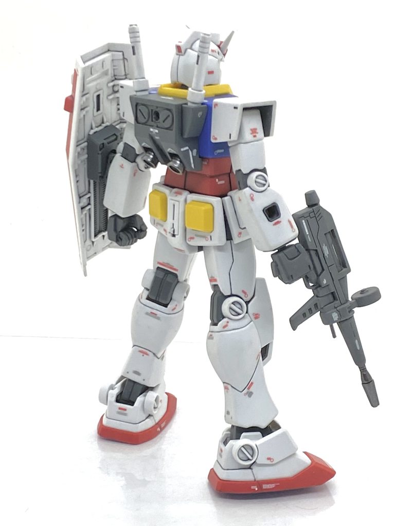 この辺りのHGUCの手の造形は大変甘いのが多く、余っているハンドパーツを使いましたが・・・全て手の甲のパーツが違うので彫刻刀やタガネで彫って統一し、成形色も全て違うから旧ガンダムカラーのグレー24で塗装しました。特にグレー系は細かい箇所の塗装が多く、筆塗りで対処してます。武器は本体と違うグレーにしたかったので・・・ニュートラルグレーを使い、ジャンクパーツにハイパーバズーカがあったのでア・バオア・クーでの最後の出撃ではハイパーバズーカを両手に計2丁携行したのを再現させたいので二本作りました。