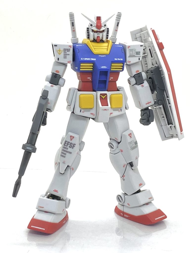 デカールの位置なんですが・・・今回はMG Ver.Kaの説明書見てなるべく同じ様にする様に努力するのですが・・・使う者がユニコーンガンダム用だから微妙に違う物が多く、似た様なマーキングのデカールを貼りました。EFSFやWBの表記はほぼ同じや似た様な物があるので、その辺りを遠慮なく使っています。ただ、自分が普通に貼る方がVer.Kaよりマーキングが多いので(笑)、空いてる箇所に煩くならない様にコーションを貼っています。新品のデカールを多数下したのであまり考えずに貼る事が出来ました。