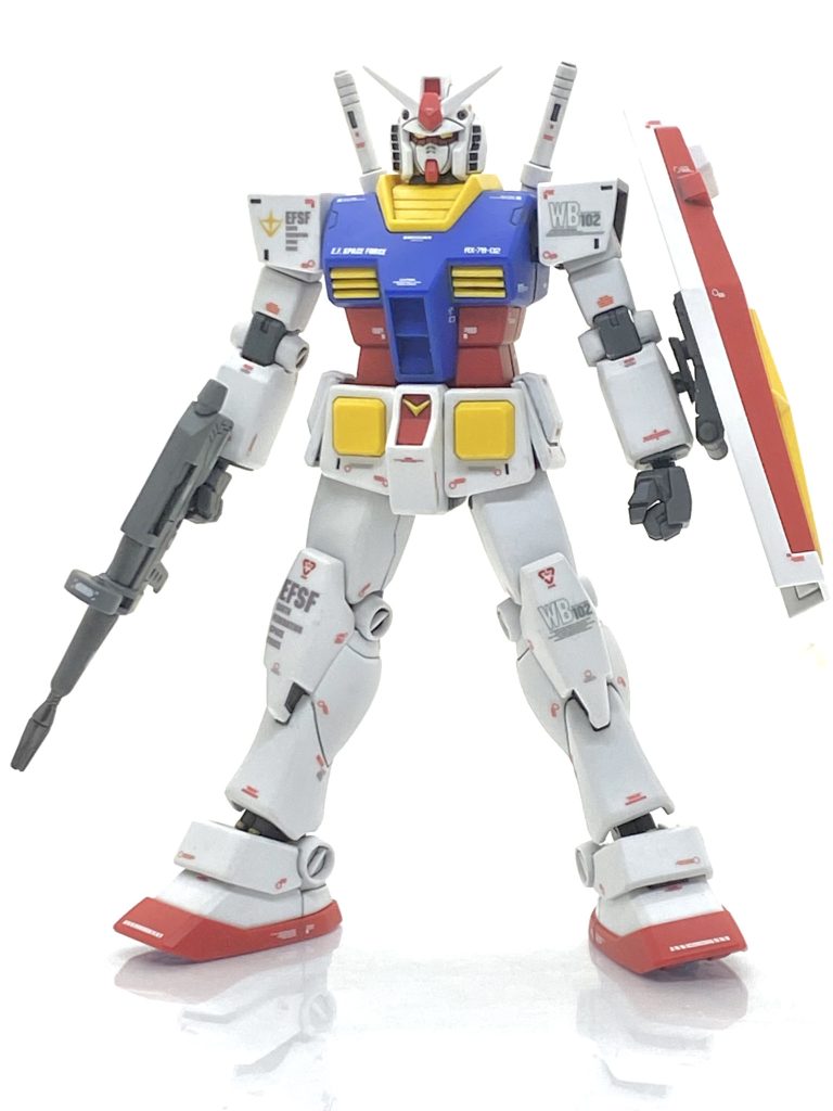 HGUC ガンダムを成形色仕上げ+αで作ってみました。リバイブのガンダムは4年近く前に作ったのですが、旧HGUCは一度きちんと作り直したとも思ってました。このカトキハジメ氏がリファインしたガンダムは自分が大好きで昔は数体作りましたが・・・今と違い、腕が全然ないから綺麗に作れず「何時の日か・・・」と長い間思ってました。自分はXでウサ男塾という自分の作り方を公開してる講座を月に二回ポストしているのですが、その時に作りがシンプルなこのガンダムを教材に使い、合わせ目処理や塗装、墨入れ等をやり、仕上げまでそんなには掛からない状態でした。折角のカトキ氏のリファインなのでなるべくカトキ氏のプロデュースのGFFみたいなマーキングを目指して作る事にしました。