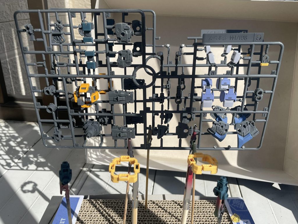 ランナーでのトップコート。手間を省くため、こんな感じで一部切り取ったり組み立てたりしてから吹きつけてます。