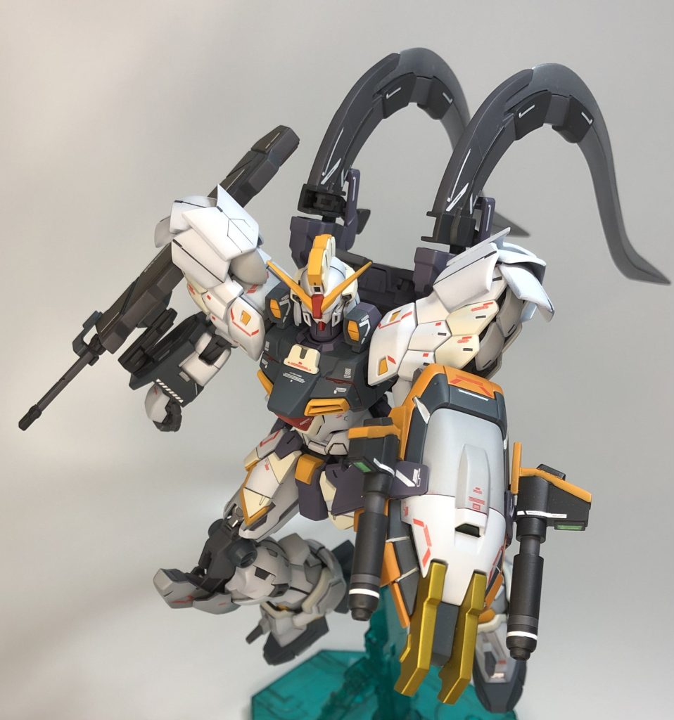肩を大型化し、色々と武装を持たせましたが、可動自体に問題はありません。