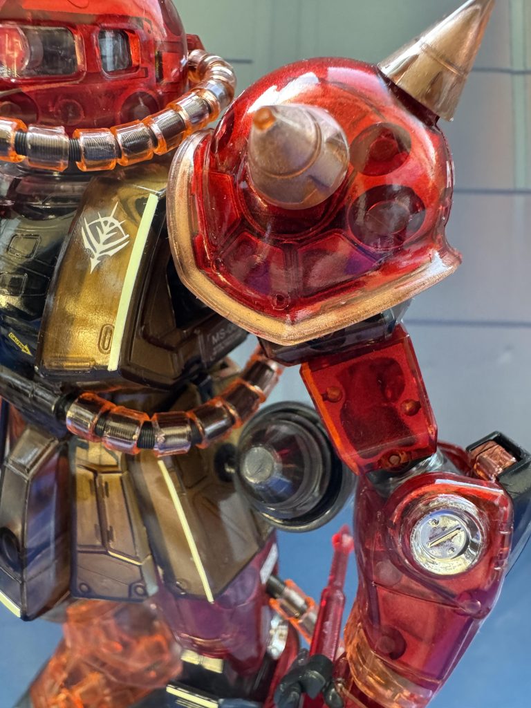 シルバー系を塗ると裏側の造形が出てくるのでモナカ構造の古いタイプが最近は好きです。