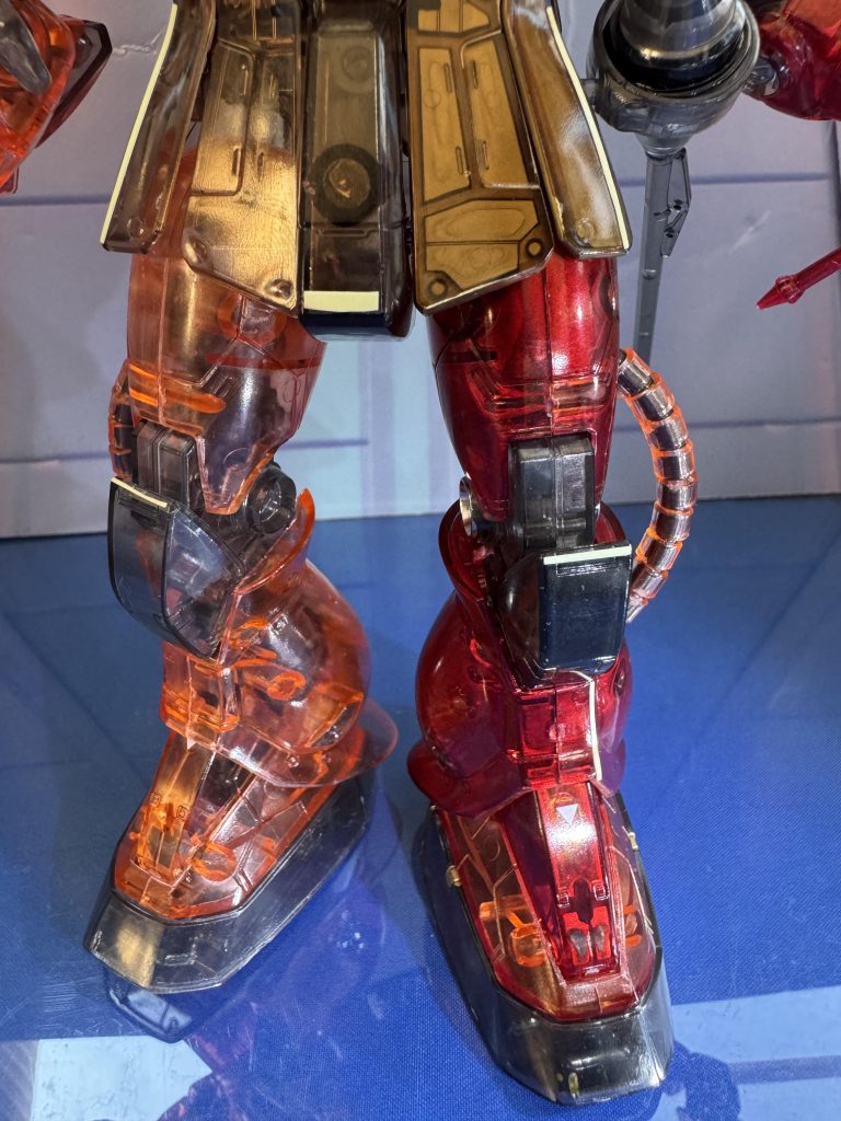 右足　無塗装左足　塗装ガンダムマーカーのロイヤルメタレッドです。
