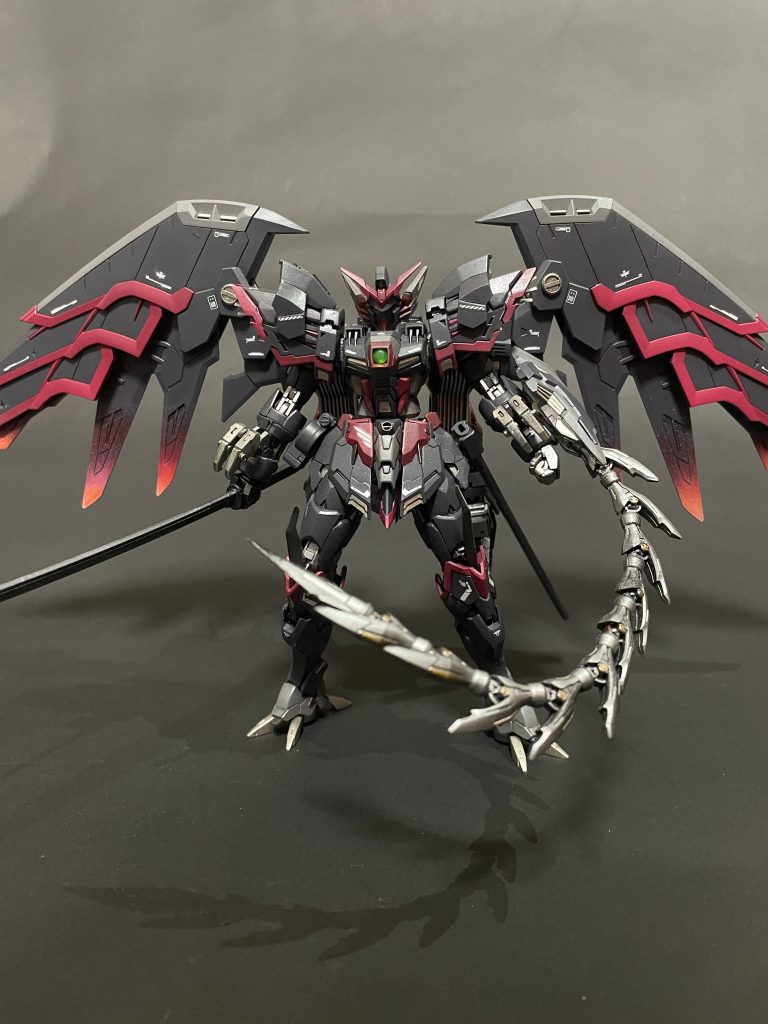 素立ち正面から大きな改造点として、元々のドラゴンの足を別の物に変更しています。