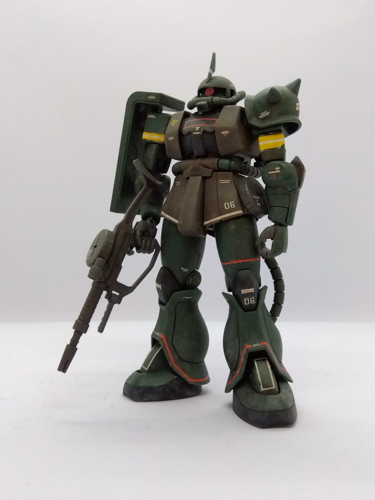 今回は撮影でも映るウェザリング実験。・・・なんですけど。写真で見るとよい感じなのですが、実物で見るとやり過ぎでちょっと好みではない感じです。この辺の塩梅はまだつかめなさそうです。そんなことより定期的に「ザク組みたい病」が発症してる方が問題かもしれないのですが。（もっとも、すぐ手に入るとは限らない）