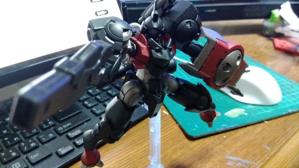 アバドンブラックとメフィストンレッドだけで、この美しさ。銀の部分はね、アイアンハンドスティールを使ってます。これだけでビシッと映えるんだからシタデル、買ってよかった。