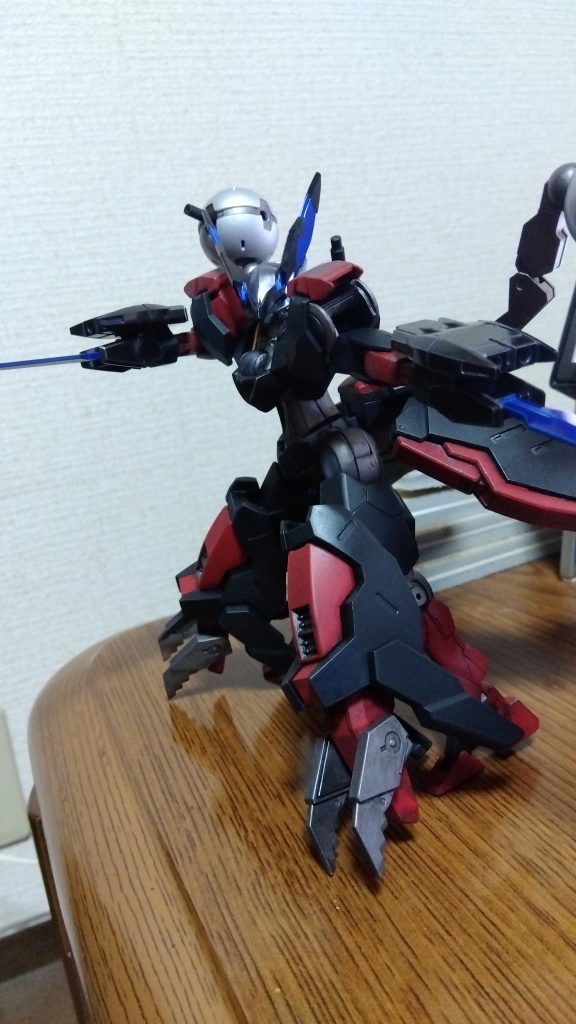 ブレードは通常のベギルベウから移植して不要になったビームサーベルはポッドのビーム砲的な役割に落ち着いてもらいました。そんな軽いミキシングすれば俺専用。