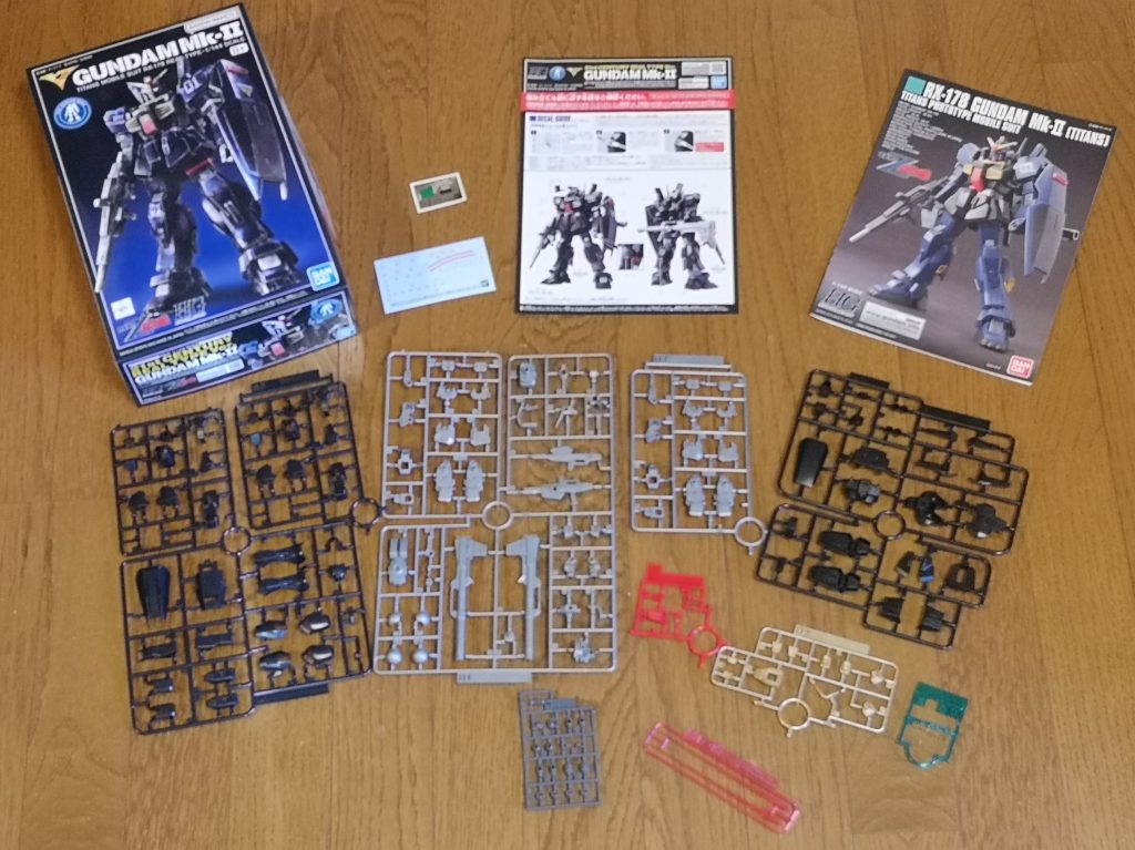 成形色を活かしてとはいえ、フレームのシルバーが明るすぎる気がしたので、秘伝の継ぎ足しメタリック(笑)で塗装何がどれだけ混ざっているかは不明ですが、今イイ感じのガンメタです体は半艶、武装類はジャーマングレーのツヤ消で仕上げに差をつけてみました