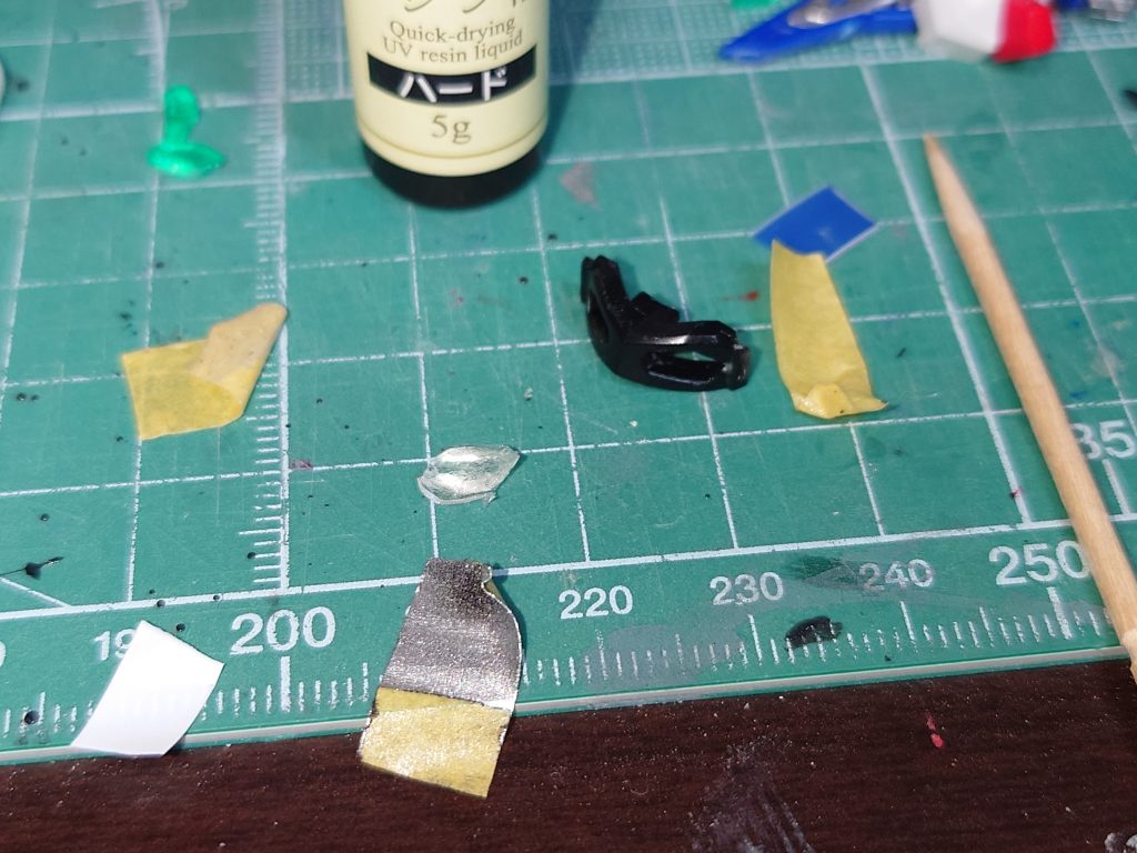 クリアパーツは100均レジンで置き換え、メンソレータムで外れやすくしてレジン流し込んでブラックライトで硬化し削って形整えました。