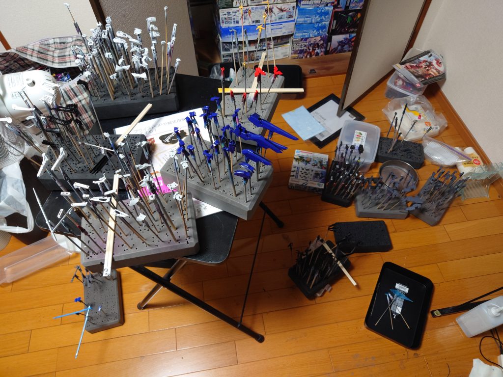 白はコールドホワイト、黒はプリズムブルーブラックです