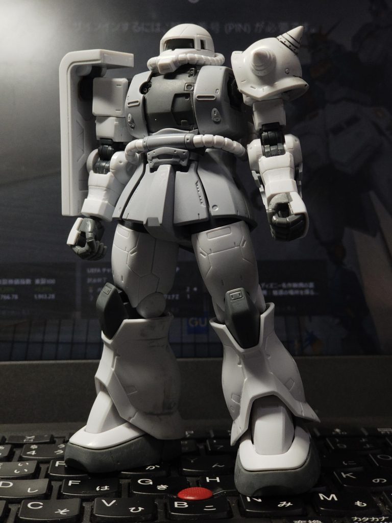 塗る前の成型色。寒冷地仕様とか、誰か専用でこんな配色のバリエーションあってもよさそうです。いつも見ていただいてありがとうございます。ついでに優しめのコメント頂けると更に嬉しいです。(次は因縁の旧キット1/144グフ作っています)