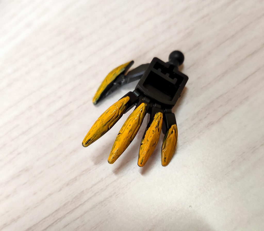 赤とか金は塗りやすいけど、黄色ってなんかムラになっちゃいますね💦難しい...💦これを作ってる時は下地処理を知らなかったので他の方に作った後教えていただきました。ヤスリやリムーバーなど道具を揃えたらもう一度綺麗に塗り直したいかも...まるでたまごサラダみたいだなって塗りながらずっと思ってました笑